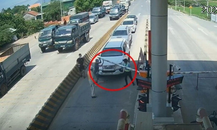Xử phạt tài xế đi ngược chiều ở trạm thu phí Ninh Xuân