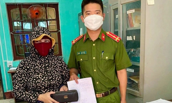 Hai chiến sĩ công an nhặt được gần 10 triệu đồng tìm trả lại người đánh rơi 