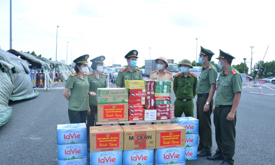 Đoàn Thanh niên - Hội Phụ nữ Công an tỉnh tặng quà lực lượng phòng, chống dịch Covid-19