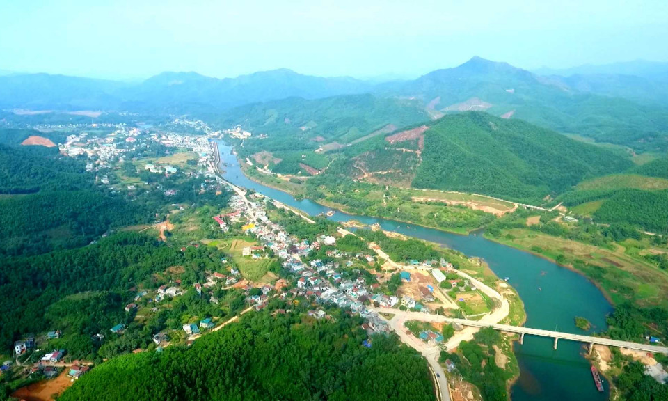 Du thuyền trên sông Ba Chẽ