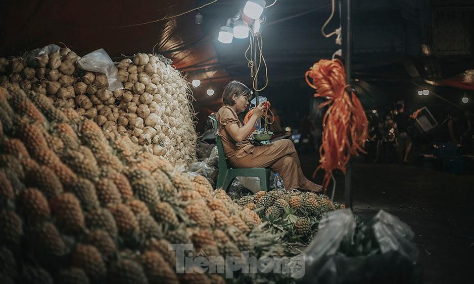 Tấp nập khu chợ đêm mùa quả chín rẻ nhất Hà Nội