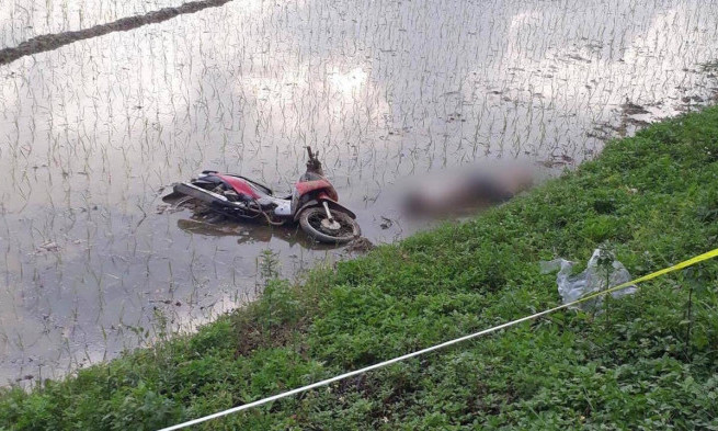 Tá hoả phát hiện thi thể nam thanh niên bên chiếc xe máy dưới ruộng lúa