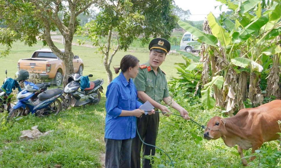 Hải Hà: Trao tặng bò giống sinh sản cho hộ nghèo