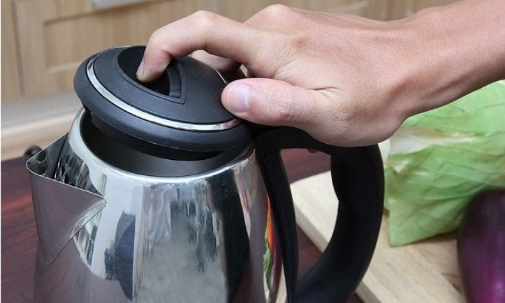 Điện giật tử vong khi đun nước bằng ấm siêu tốc