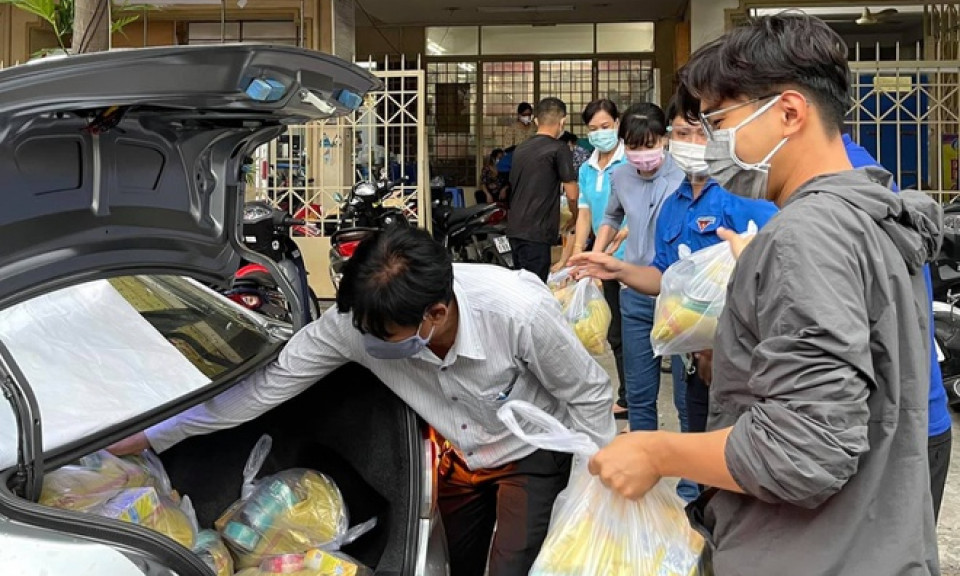 Việt Hương, Đan Trường góp chục tấn gạo hỗ trợ người dân TP.HCM