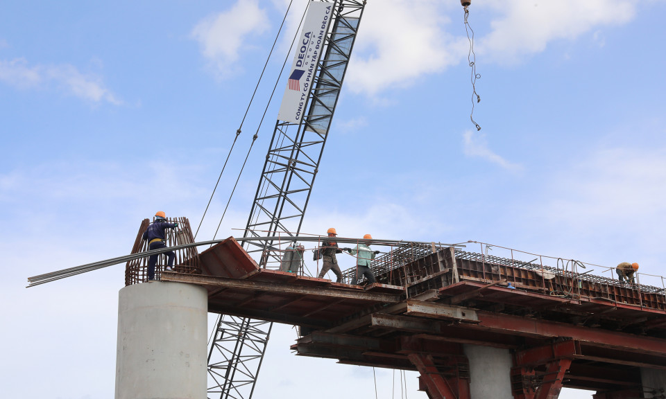 Tăng tốc thi công cầu Cửa Lục 3