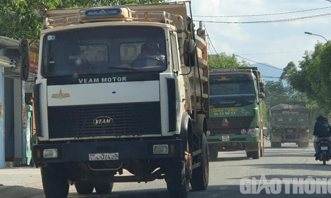 Xe quá tải ồ ạt hoạt động, phá cầu đường huyết mạch