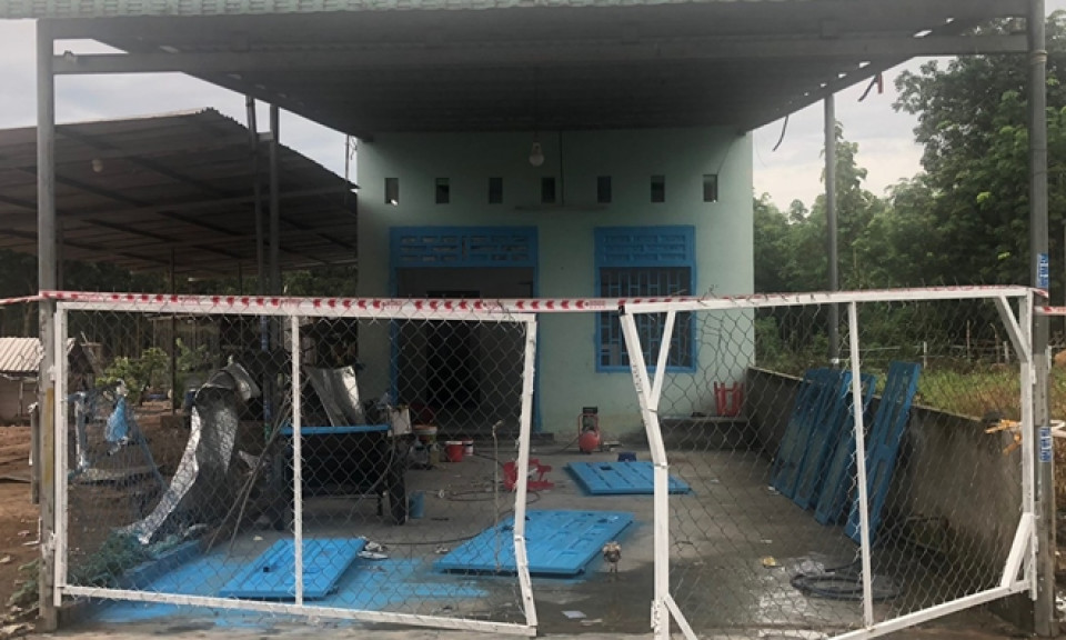 Xông vào khu vực phong tỏa, chém 3 người trọng thương