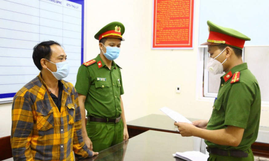 Khởi tố tài xế chống lệnh CSGT, lùi xe tốc độ cao trên QL1