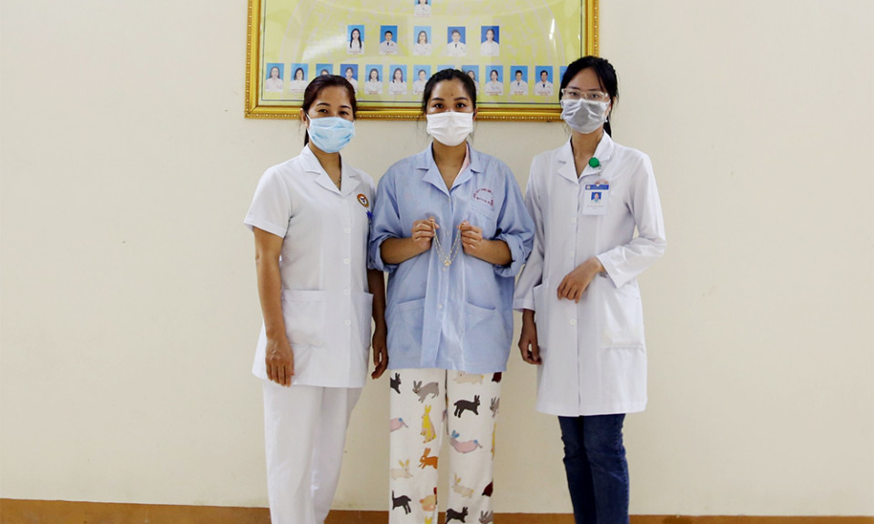 Khen thưởng bác sĩ nhặt được dây chuyền vàng trả người đánh mất 