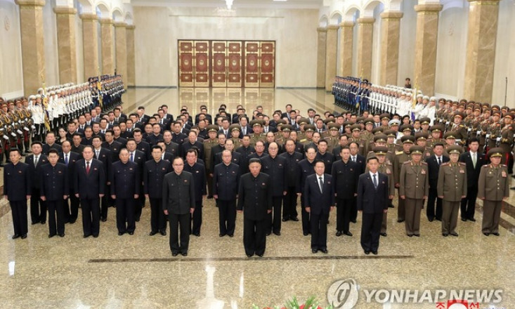 Ông Kim Jong-un xuất hiện giữa tin đồn sức khỏe