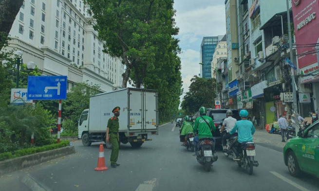 Va chạm với xe tải, người điều khiển xe máy tử vong trên đường Giảng Võ