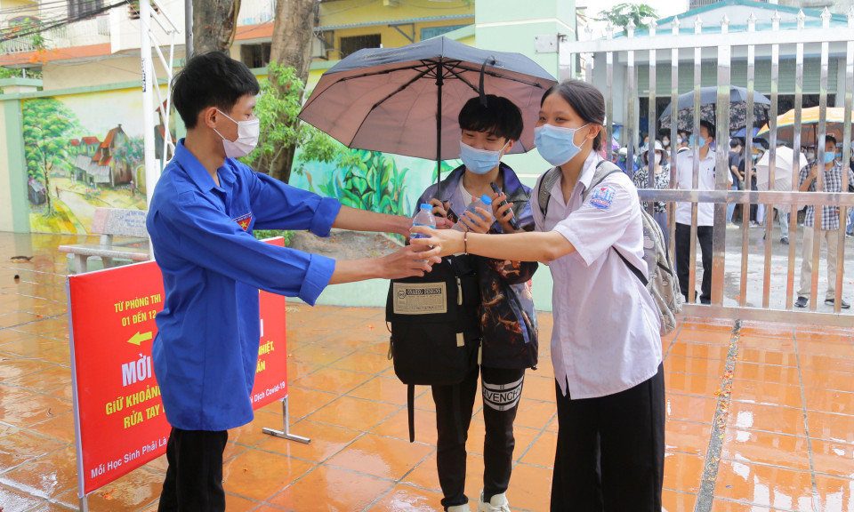 Áo xanh tình nguyện tiếp sức sĩ tử "vượt vũ môn"