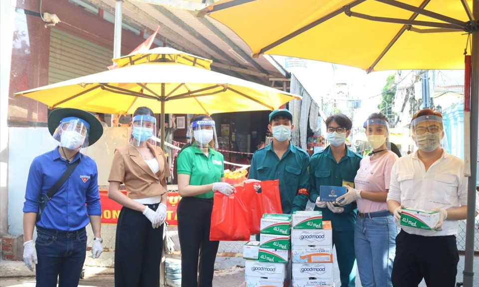 Việt Hương, Tuấn Hưng và loạt sao Việt chung tay hỗ trợ người dân Sài Gòn