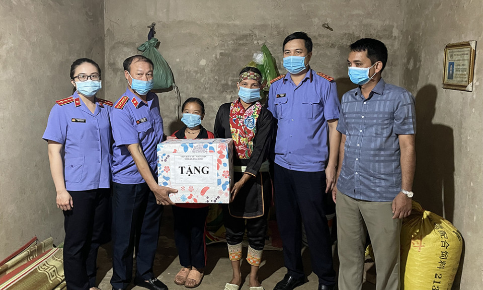 Viện KSND tỉnh hỗ trợ kinh phí xây dựng giếng và đỡ đầu cho học sinh tại Ba Chẽ 