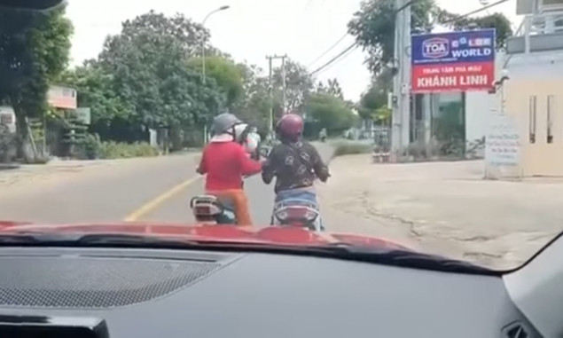 Phản cảm hai phụ nữ dừng xe giữa đường “tám” chuyện