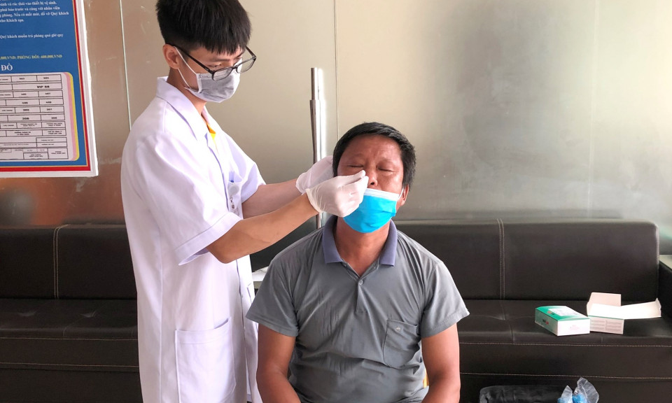 Xét nghiệm sàng lọc cho công nhân bốc xếp hàng hóa tại Cửa khẩu Hoành Mô