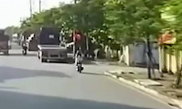 Cô gái găm chặt vào đuôi xe đầu kéo vì đi xe máy bất cẩn