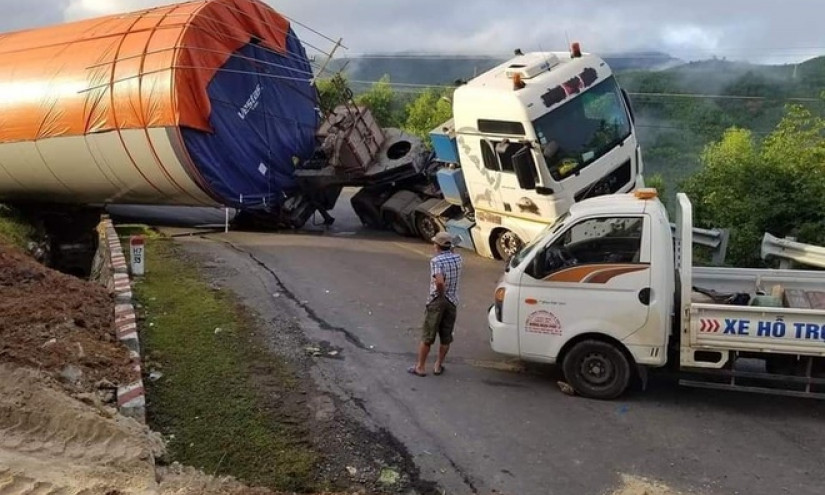 Xe siêu trường chở thiết bị điện gió bị lật, chắn ngang đèo Phượng Hoàng