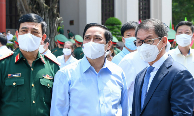 Thủ tướng: 'Không ai đứng ngoài cuộc trong việc tiếp cận vắc xin'