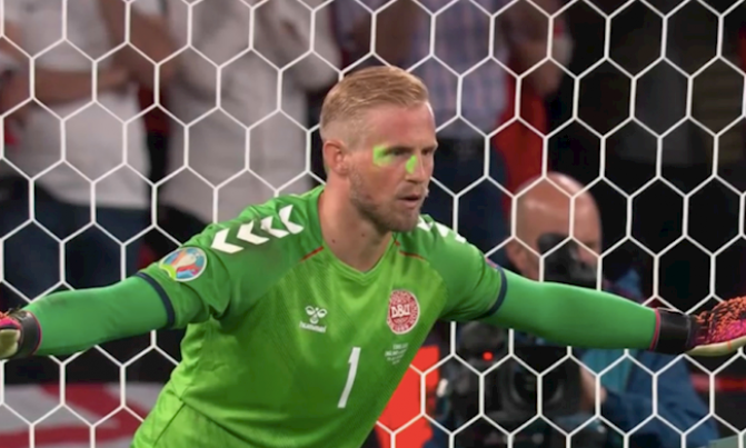 UEFA ra án phạt sau vụ Schmeichel bị chiếu laser