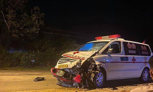 Xe máy đâm trực diện xe cứu thương, nam thanh niên tử vong thương tâm