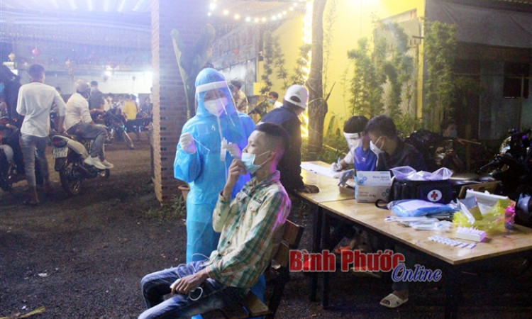 Xử lý 53 thanh niên Bình Phước tụ tập ăn nhậu mừng sinh nhật giữa dịch