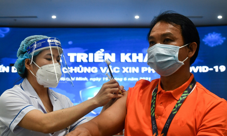 Đề xuất bổ sung tài xế, tiểu thương vào nhóm ưu tiên tiêm vaccine