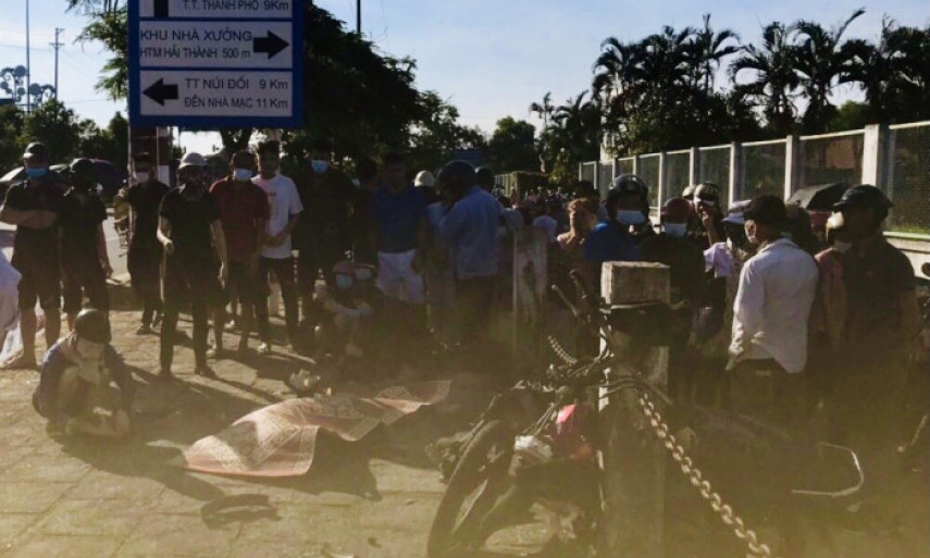 Lao lên vỉa hè, 2 thanh niên đi xe máy thương vong