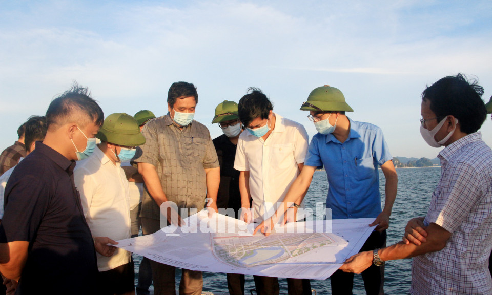 Chủ tịch UBND tỉnh Nguyễn Tường Văn kiểm tra công tác lập các quy hoạch phân khu tại KKT Vân Đồn, tháng 7-2021