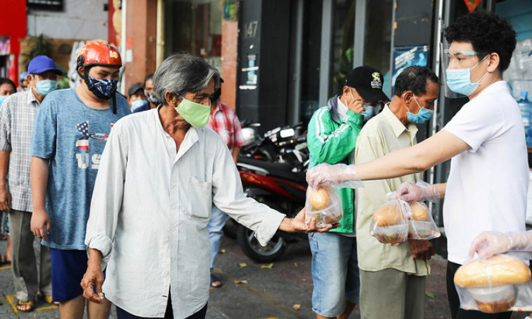 Người Sài Gòn nhận tiền hỗ trợ