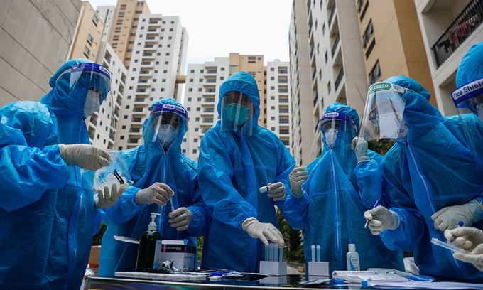 Vietnam records another 905 local Covid cases