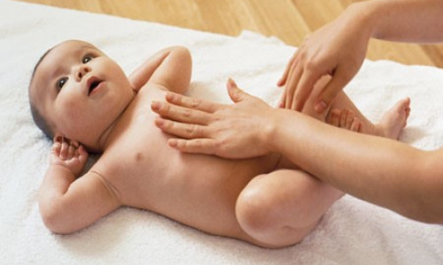 Có nên massage cho trẻ sơ sinh ?
