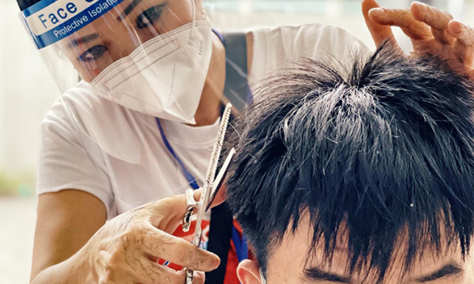 Phương Thanh cắt tóc cho lực lượng chống dịch