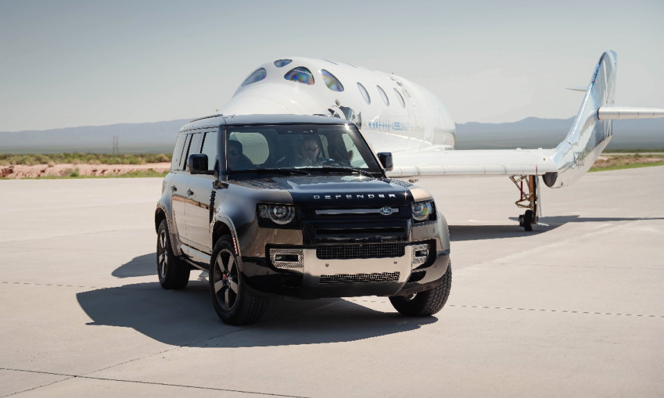 Land Rover hỗ trợ Virgin Galactic trong chuyến bay lên không gian đầu tiên