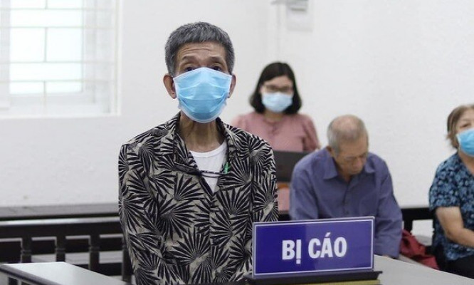 Nghịch tử rút dao đâm vào ngực bố sau lời thách thức