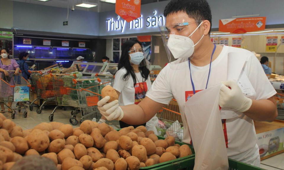 Nghệ sĩ giúp dân đi chợ