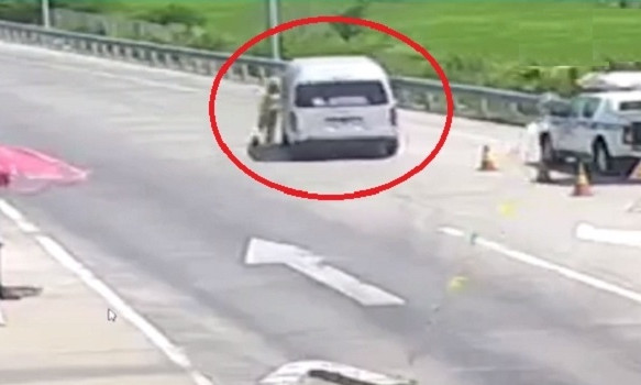 Tài xế giật giấy tờ, húc thẳng cảnh sát giao thông tại chốt kiểm dịch