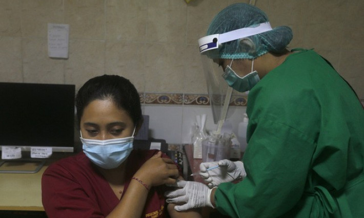Nguy cơ làn sóng COVID-19 mới tại Ấn Độ, số ca mắc mới và tử vong/ngày tăng mạnh ở các nước ASEAN