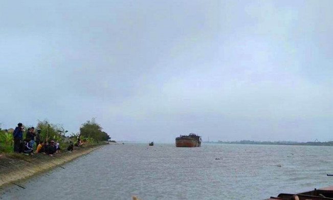 Tàu chở hàng tông nhau trên sông Đáy, 1 người tử vong