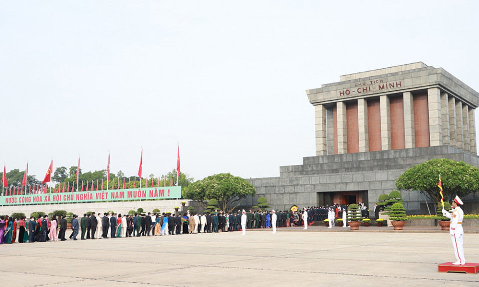 Đại biểu Quốc hội vào Lăng viếng Chủ tịch Hồ Chí Minh