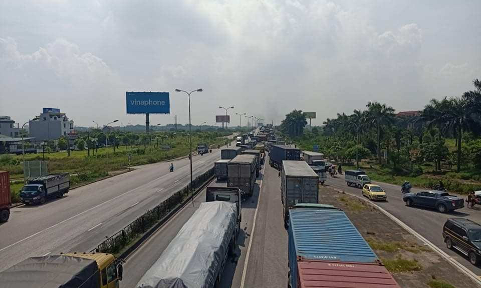 Quốc lộ về Cảng Hải Phòng tắc cứng, ô tô "chôn chân" hàng chục km