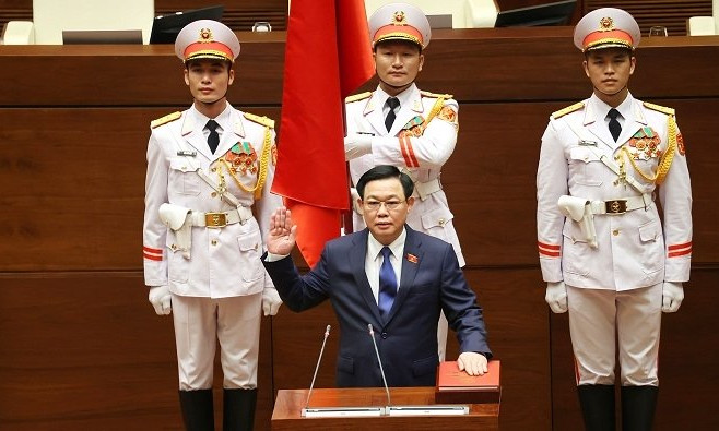 Politburo member Vuong Dinh Hue sworn in as new NA chairperson