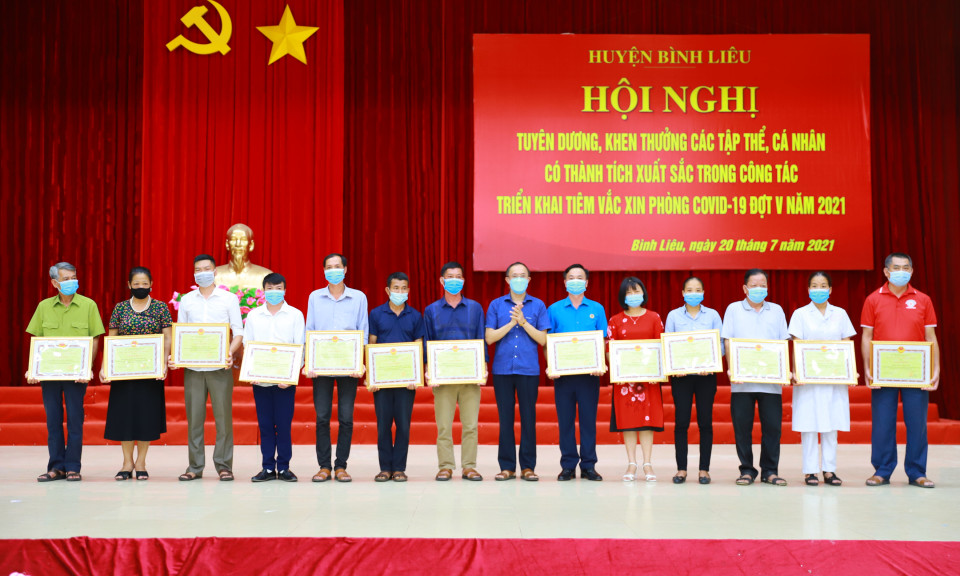 Bình Liêu: Tuyên dương các tập thể, cá nhân xuất sắc trong công tác triển khai tiêm vắc xin Covid -19 đợt 5