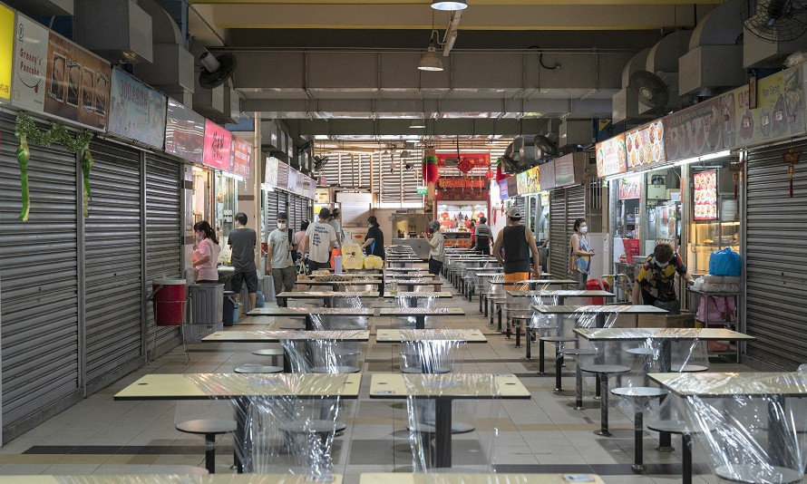 Vì sao Singapore siết giãn cách ngay giữa lộ trình mở cửa?