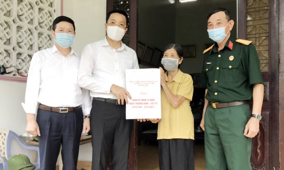 Thăm, tặng quà người có công tiêu biểu huyện Ba Chẽ