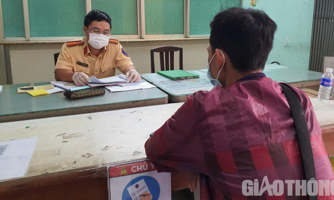 CSGT trích camera triệu tập, xử phạt tài xế xe ben làm rơi vãi bùn đất