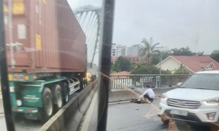 Va chạm với xe container trên cầu vượt, người đi xe máy tử vong