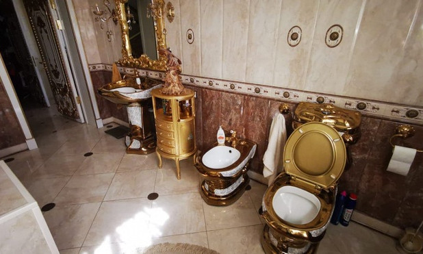 Tìm thấy toilet dát vàng trong nhà cảnh sát ở Nga