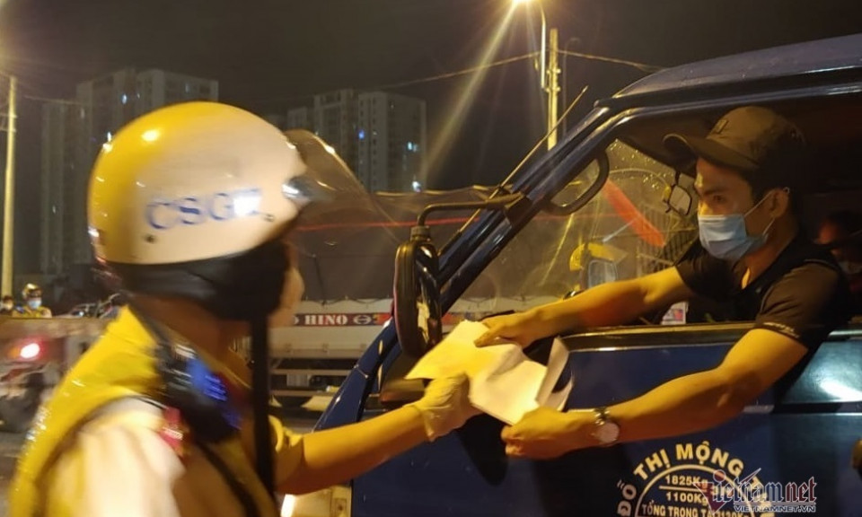 Phương tiện vận chuyển hàng hóa trong 19 tỉnh giãn cách không cần xin giấy nhận diện